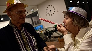 Residentes de un asilo de ancianos celebran la Nochevieja en Estella, en el norte de España.