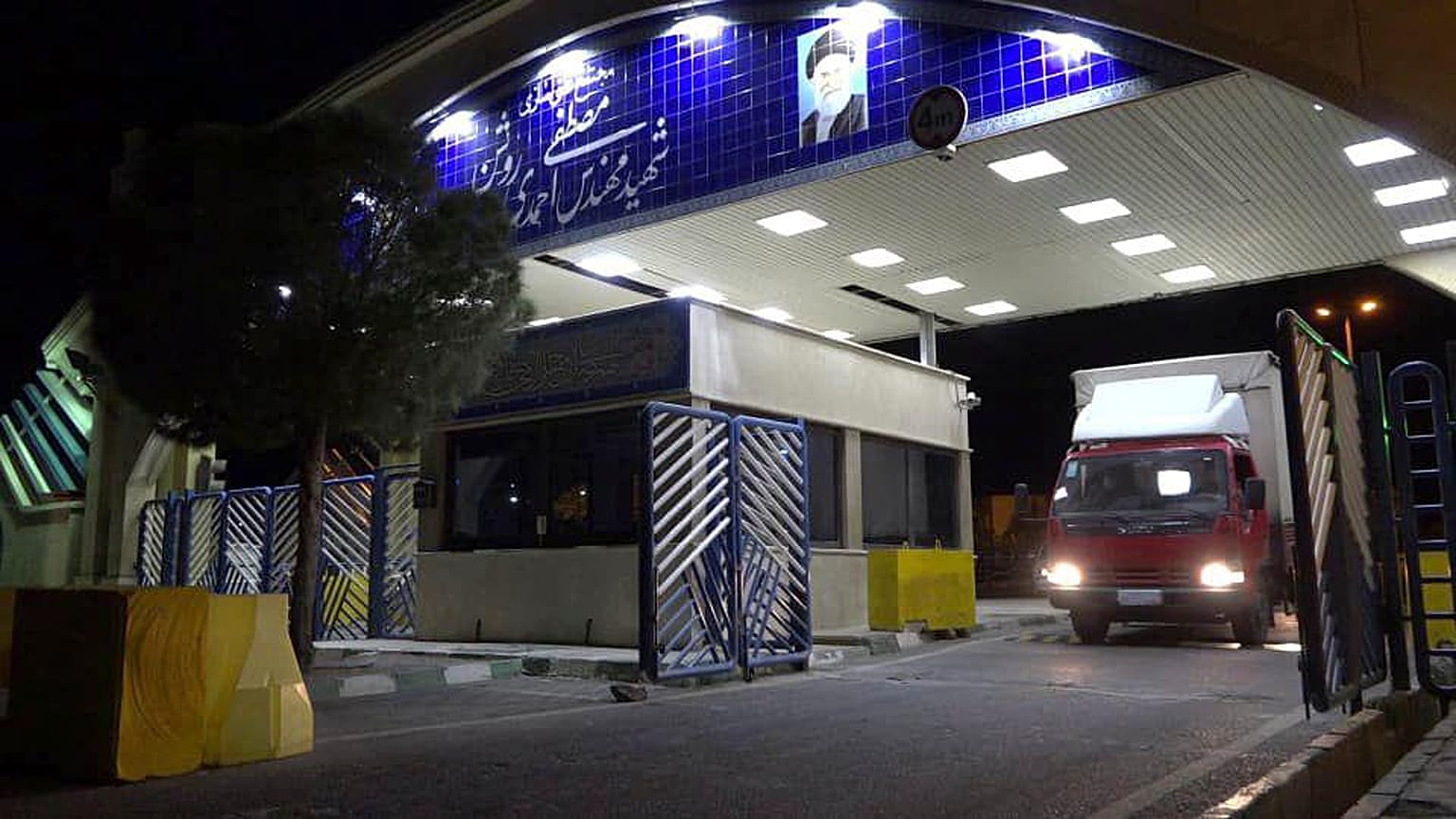 شاحن�� تغادر محطة نطنز الإيرانية لتخصيب اليورانيوم 