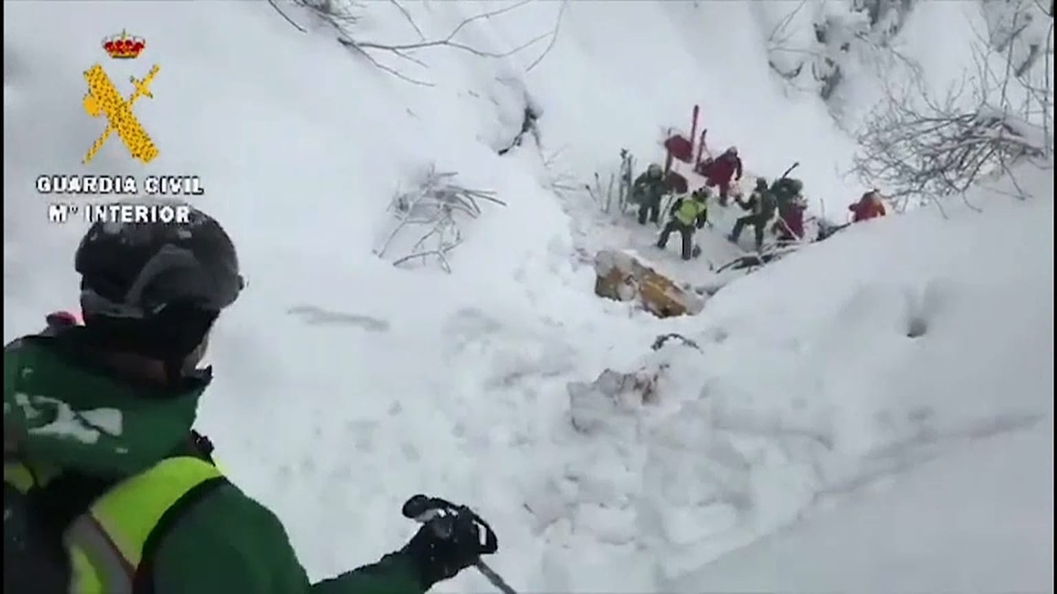 Un equipo de rescate de la Guardia Civil en el lugar donde fue hallada la quitanieves, Aller, Principado de Asturia, España 2/1/2021