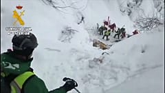 Un equipo de rescate de la Guardia Civil en el lugar donde fue hallada la quitanieves, Aller, Principado de Asturia, España 2/1/2021