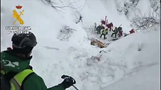 Un equipo de rescate de la Guardia Civil en el lugar donde fue hallada la quitanieves, Aller, Principado de Asturia, España 2/1/2021