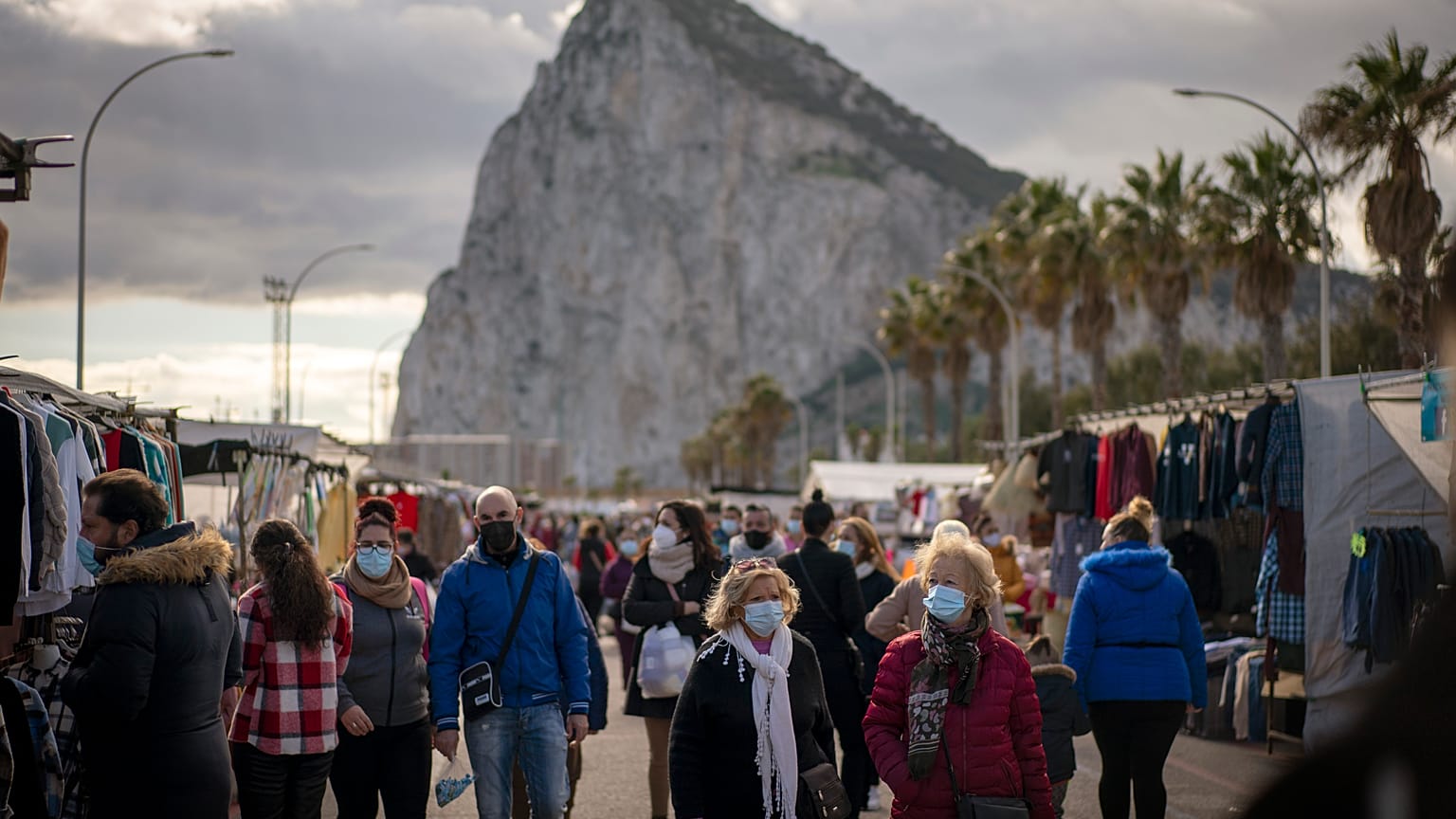 Mercatini settimanali nel comune di La Línea de la Concepción, l'ultimo pezzo di terra spagnolo prima di entrare a Gibilterra (sullo sfondo, la rocca che domina il territorio)