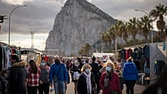 Mercatini settimanali nel comune di La Línea de la Concepción, l'ultimo pezzo di terra spagnolo prima di entrare a Gibilterra (sullo sfondo, la rocca che domina il territorio)