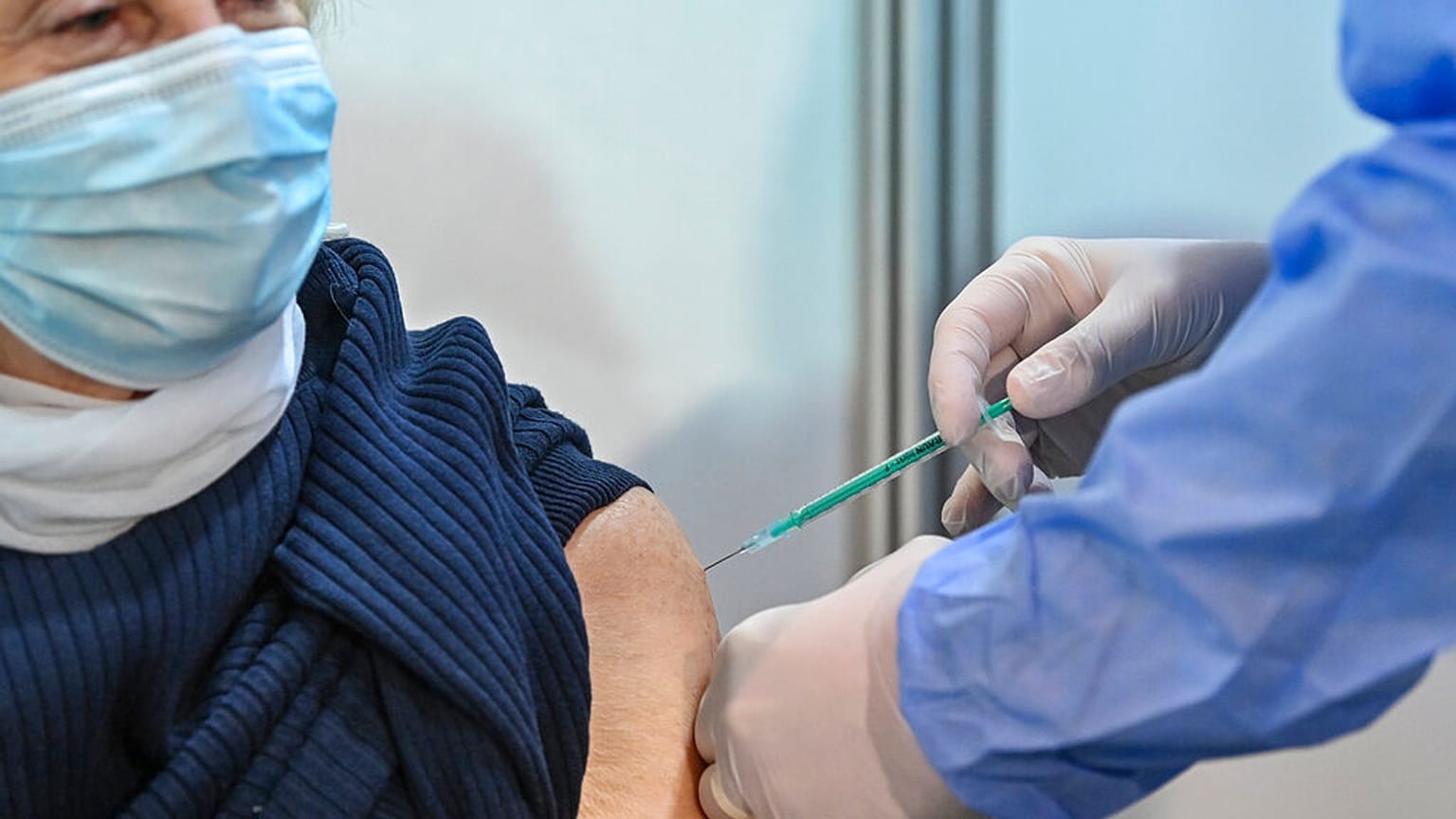 81-year-old Gisela Rojek receives a Pfizer-BioNTech Corona vaccination