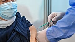 81-year-old Gisela Rojek receives a Pfizer-BioNTech Corona vaccination