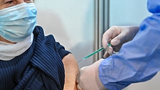 81-year-old Gisela Rojek receives a Pfizer-BioNTech Corona vaccination