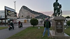 El español Alfredo Valencia junto a la estatua a los trabajadores transfronterizos en la frontera entre España y Gibraltar.