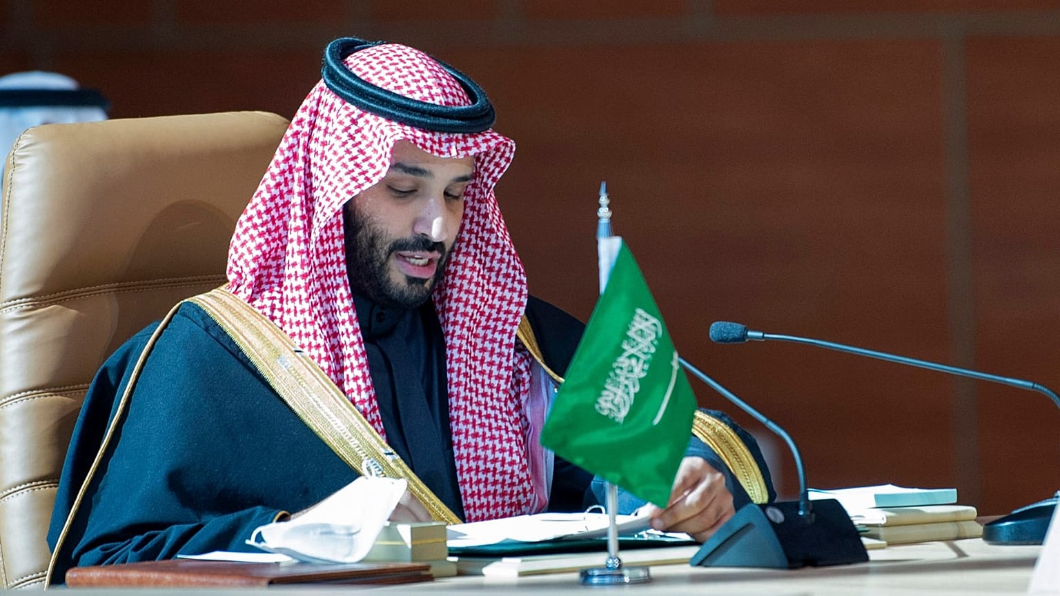 ولي العهد السعودي محمد ين سلمان يحيي أمير قطر الشيخ تميم بن حمد آل ثاني لدى وصوله إلى مطار العلا في السعودية. 2021/01/05