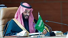 ولي العهد السعودي محمد ين سلمان يحيي أمير قطر الشيخ تميم بن حمد آل ثاني لدى وصوله إلى مطار العلا في السعودية. 2021/01/05