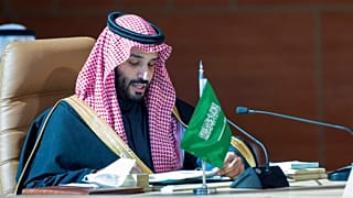 ولي العهد السعودي محمد ين سلمان يحيي أمير قطر الشيخ تميم بن حمد آل ثاني لدى وصوله إلى مطار العلا في السعودية. 2021/01/05