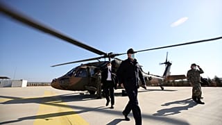Bakan Akar sınır hattında görev yapan Mehmetçik ile bir araya geld