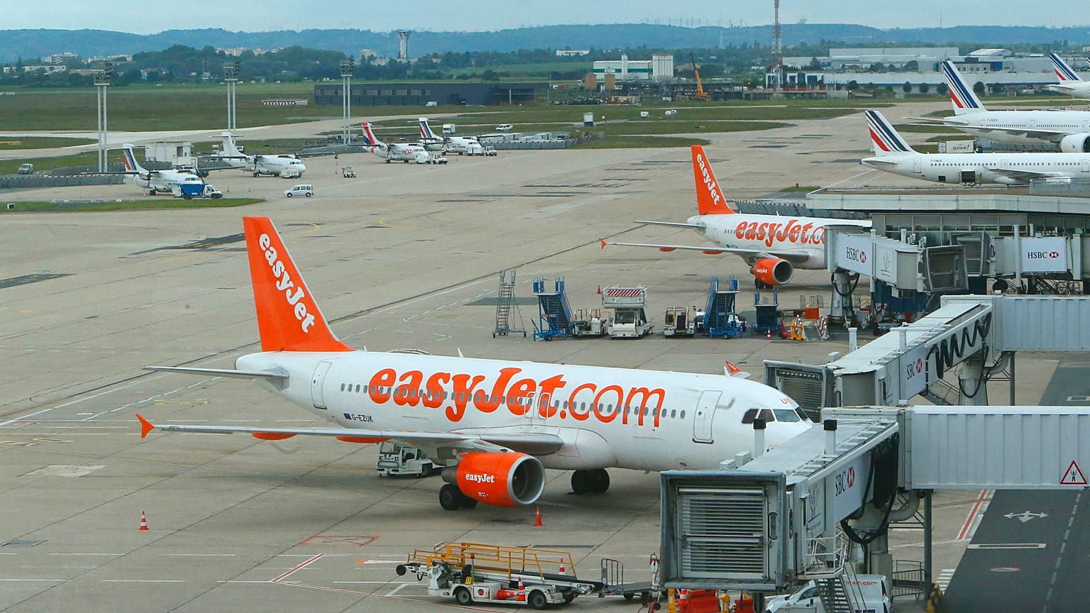 British Airways notificó el año pasado que necesitaba despedir 13.000 empleados, mientras que EasyJet recortó 4.500.