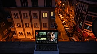 لقطة من المسلسل التركي "طيف اسطنبول" الذي يعرض للجمهور العالمي باسم "إتوس"