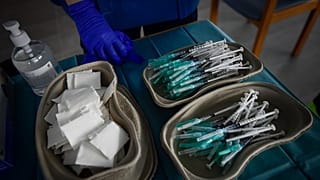 Medizinisches Personal bereitet im Pflegeheim Ibaneta bei Pamplona den Corona-Impfstoff von Biontech/Pfizer vor