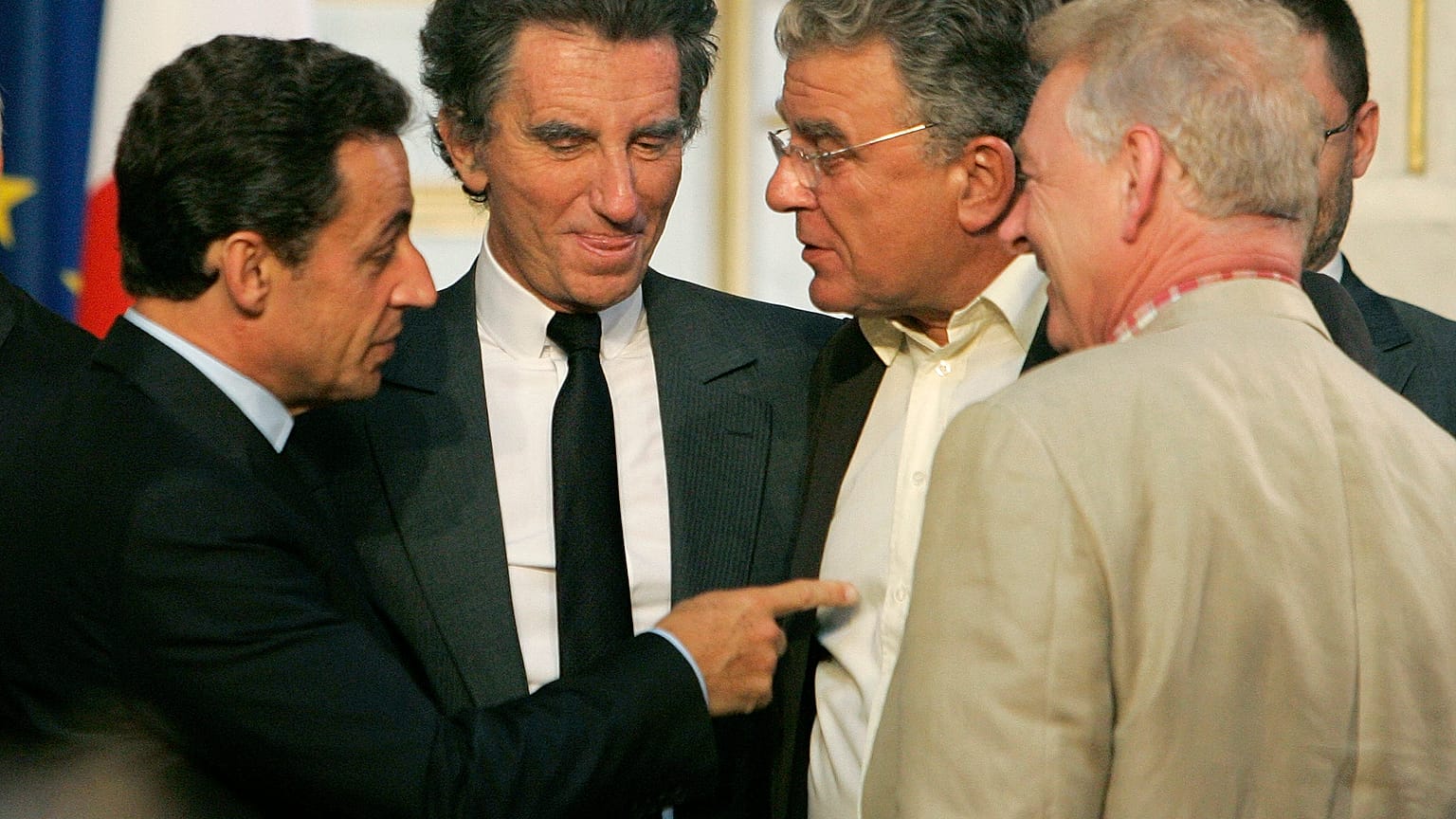 El presidente francés Nicolas Sarkozy, a la izquierda, señala al socialista Olivier Duhamel, 2º a la derecha, en 2007
