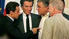 El presidente francés Nicolas Sarkozy, a la izquierda, señala al socialista Olivier Duhamel, 2º a la derecha, en 2007