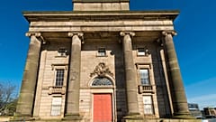 A Curzon Street állomás épülete