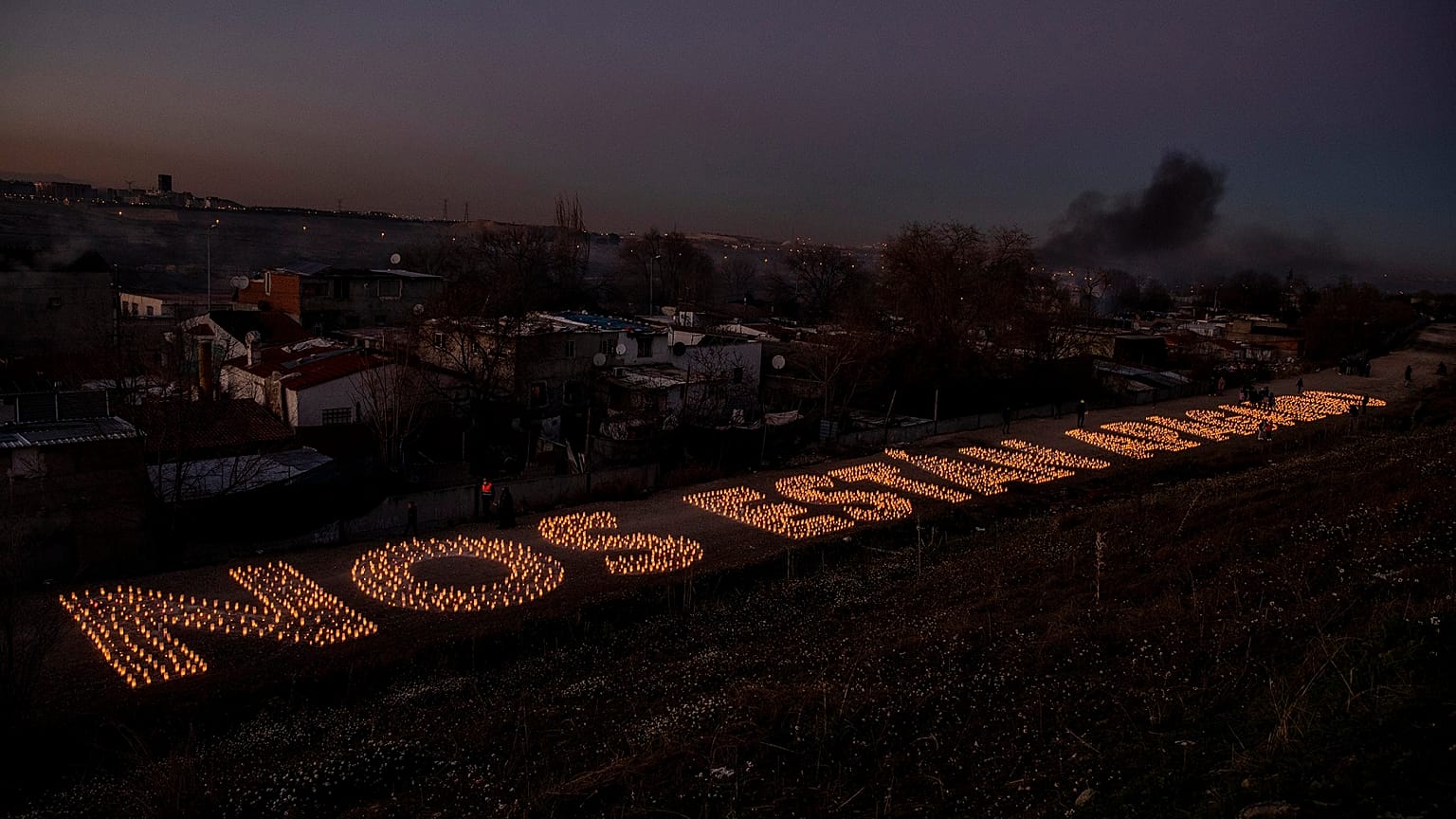 Vecinos y una ONG escribieron con velas encendidas "Nos están apagando" para protestar por la falta de suministro eléctrico