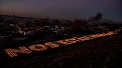 Vecinos y una ONG escribieron con velas encendidas "Nos están apagando" para protestar por la falta de suministro eléctrico