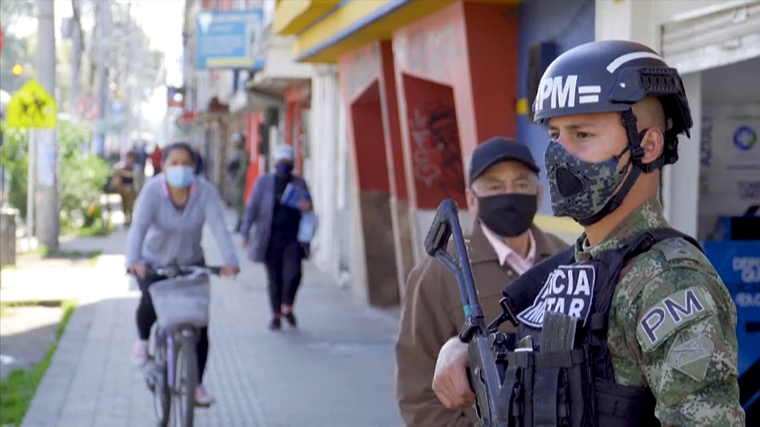 Las fuerzas del orden vigilan las calles de Bogotá, Colombia