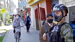Las fuerzas del orden vigilan las calles de Bogotá, Colombia