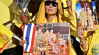 Rama X. hat in Thailand immer noch viele Fans: Anhängerin bei Inthronisierung im Dezember 2019
