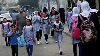 تلاميذ يسيرون نحو مدرسة تديرها الأمم المتحدة في مخيم الشاطئ في قطاع غزة. 2020/08/08
