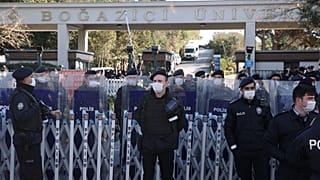 Boğaziçi Üniversitesi önünde güvenlik güçleri