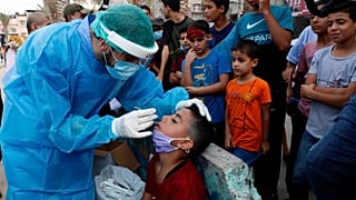 تحاليل كوفيد-19 في مخيم جباليا