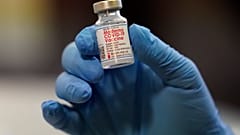 Una fiala del vaccino prodotto da Moderna