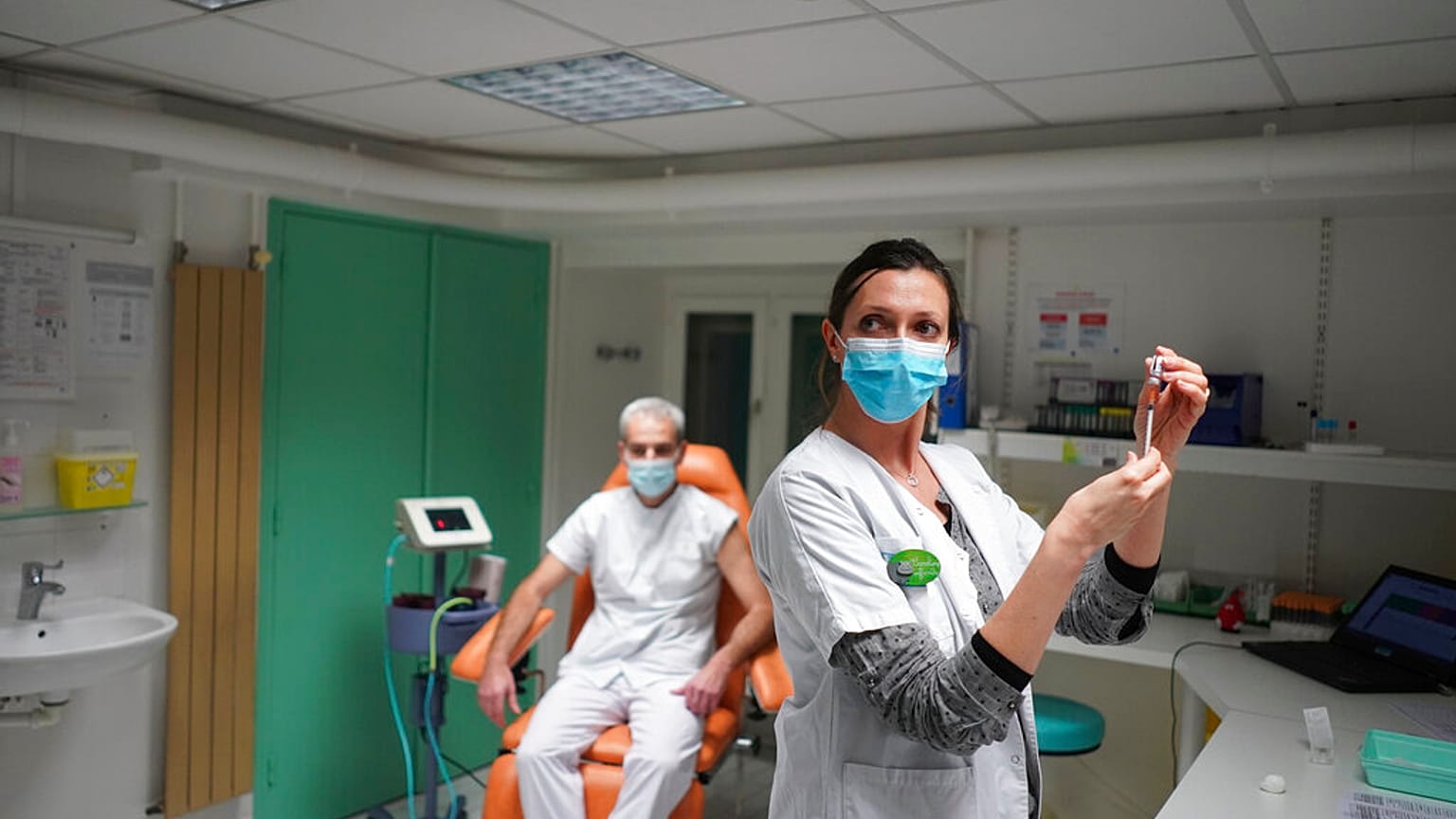 A BioNtech-Pfizer oltás beadása Franciaországban