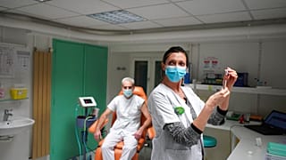 A BioNtech-Pfizer oltás beadása Franciaországban