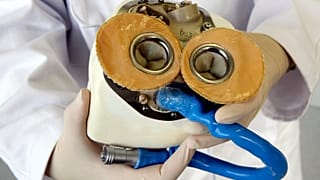 قلب اصطناعي قابل للزراعة في مقر شركة الطب الحيوي كرمات غرب باريس، فرنسا. 
