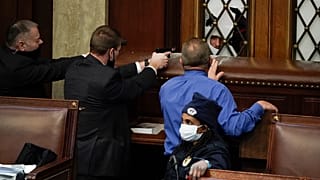 Силы безопасности целятся в демонстрантов, которые пытаются прорваться в зал заседаний Палаты представителей