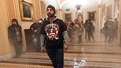 Tüntető a könnygázfüstben az amerikai szenátus ülésterme előtt