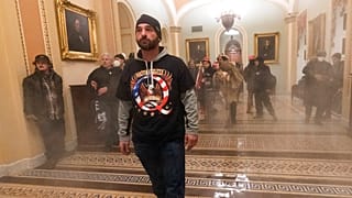 Tüntető a könnygázfüstben az amerikai szenátus ülésterme előtt