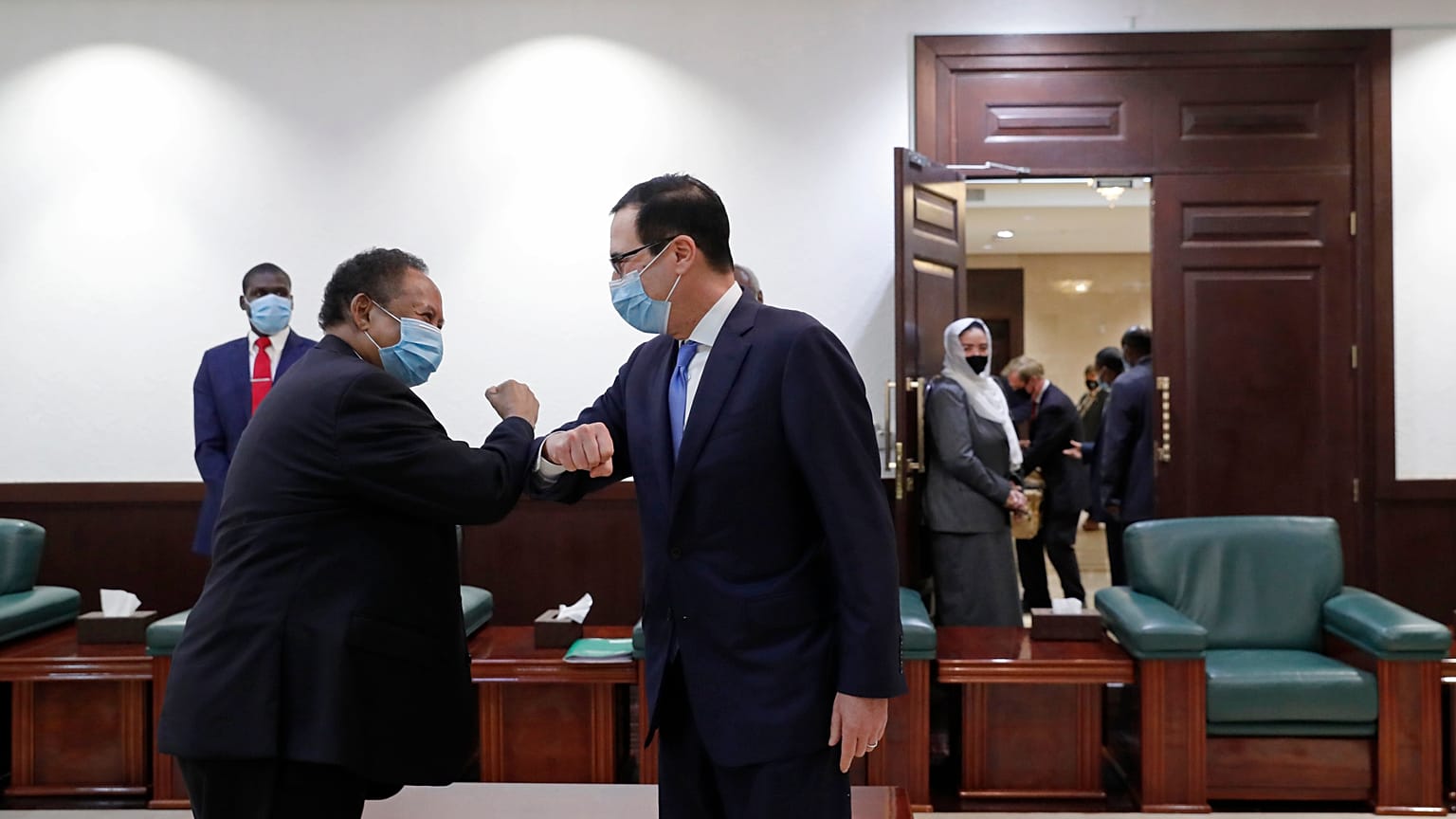ABD Hazine Bakanı Steven Mnuchin (sağda) Sudan Başbakanı Abdullah Hamduk ile görüştü