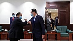 ABD Hazine Bakanı Steven Mnuchin (sağda) Sudan Başbakanı Abdullah Hamduk ile görüştü