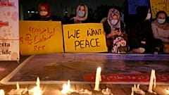 Pakistan'daki Şii topluluklar ülkenin farklı yerlerinde oturma eylemi düzenledi