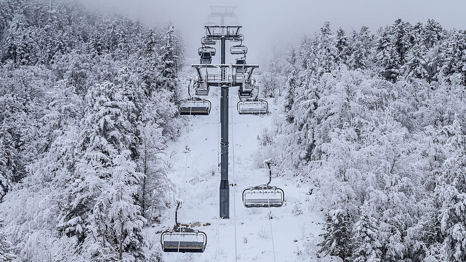 Remontées mécaniques à l'arrêt dans la station de Villard-de-Lans, dans le massif du Vercors, le 5 janvier 2021