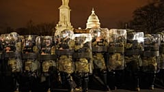 La Guardia Nazionale fuori dal Campidoglio nella notte tra il 6 e il 7 gennaio 2021