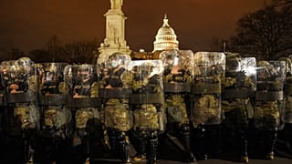 La Guardia Nazionale fuori dal Campidoglio nella notte tra il 6 e il 7 gennaio 2021