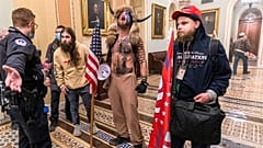 Seguidores de Trump se enfrentan en el Capitolio a los agentes de seguridad