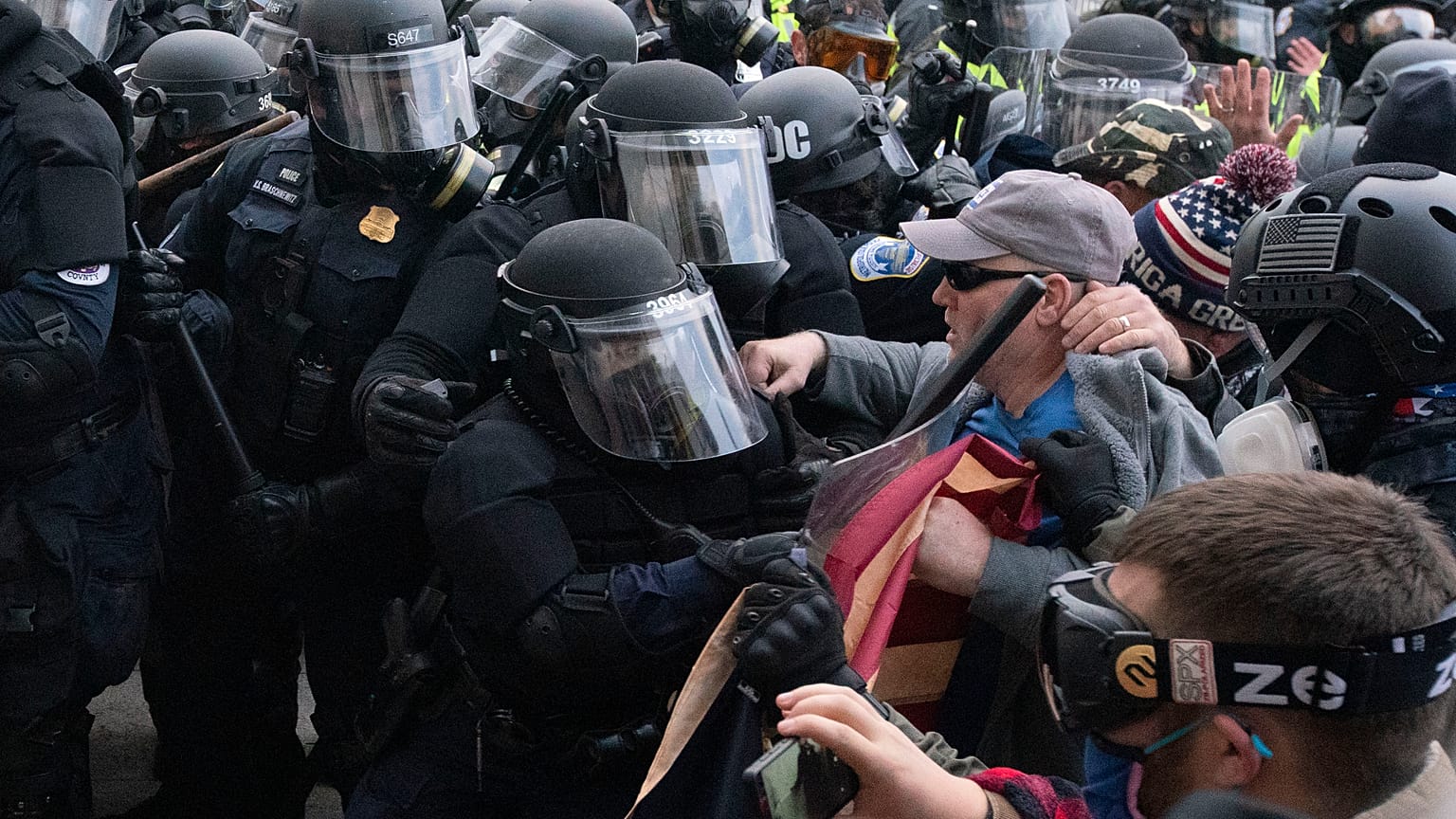 Polizei und Trump-Anhänger stehen sich vor dem Kapitol gegenüber