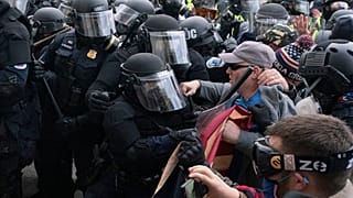 Polizei und Trump-Anhänger stehen sich vor dem Kapitol gegenüber