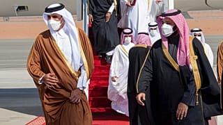 Katar Emiri (Solda) Suudi Arabistan veliaht prensi Muhammed bin Selman