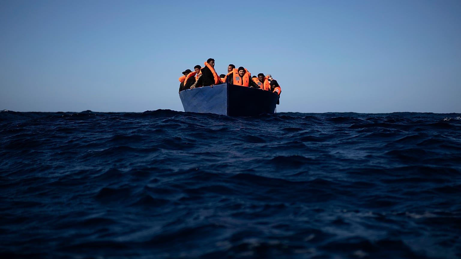 Migranti in fuga dalla Libia in una foto d'archivio AP del 2 gennaio 2021