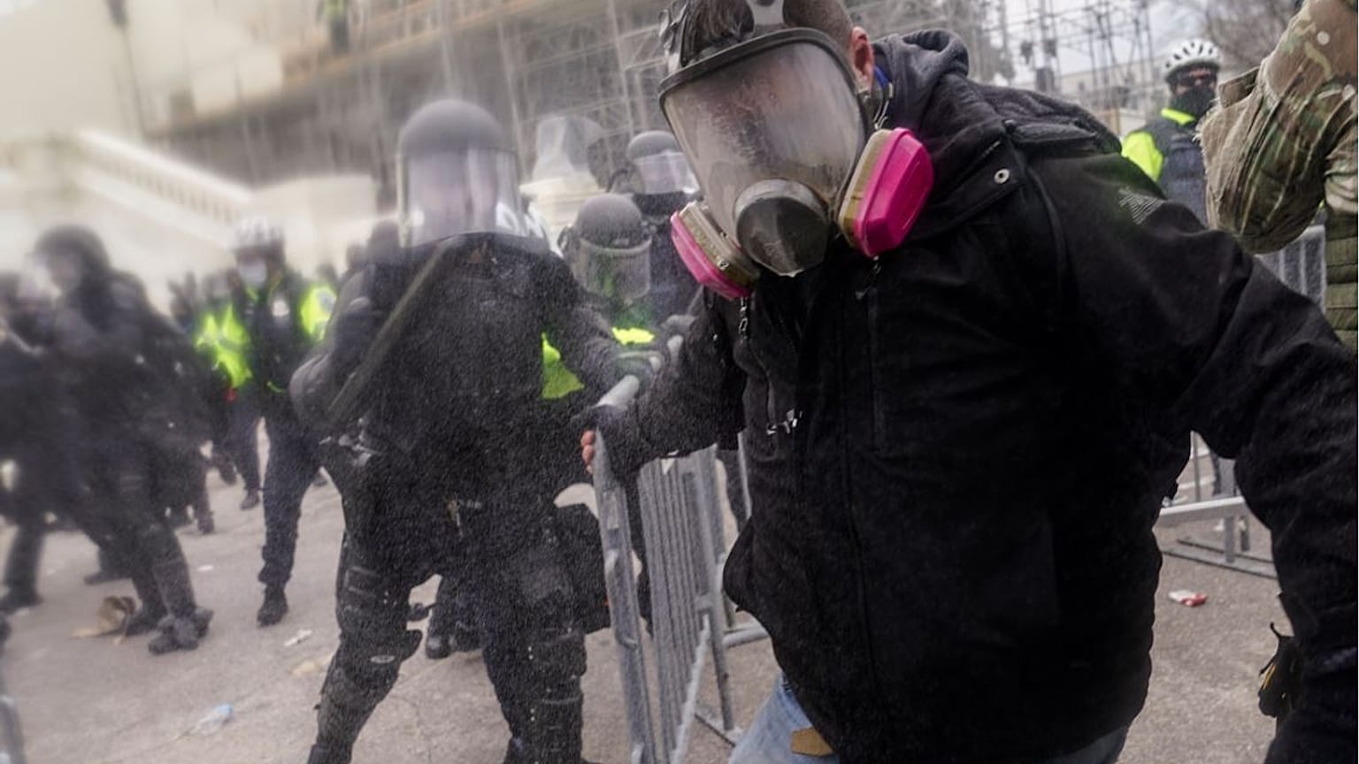 Partidarios de Trump se enfrentan a la barrera policial alrededor del Capitolio, Washington