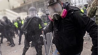 Partidarios de Trump se enfrentan a la barrera policial alrededor del Capitolio, Washington