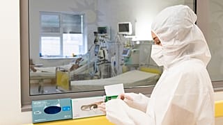 Ápolók a Jósa András Oktatókórház COVID-intenzív osztályán Nyíregyházán 2020. november 25-én.